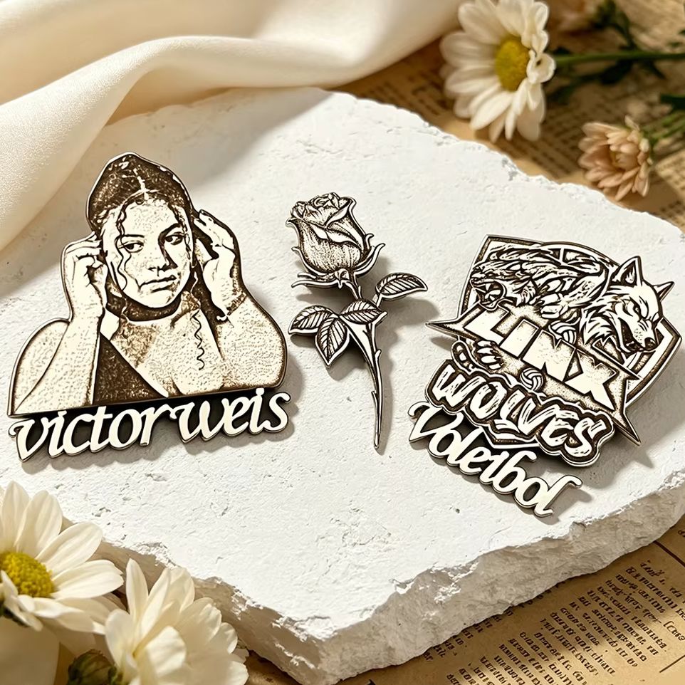 Men Accessories For Birthday Gift - Maßgefertigte Herren-Porträt-Rosen-Fotobrosche Metall-Abzeichen Einzigartiges Design Anzug-Accessoire